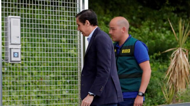 Zaplana está "muy grave" y ha perdido cinco kilos en un mes, advierte su abogado a la juez Eduardo Zaplana, trasladado a los calabozos por un agente de la UCO de la Guardia Civil.