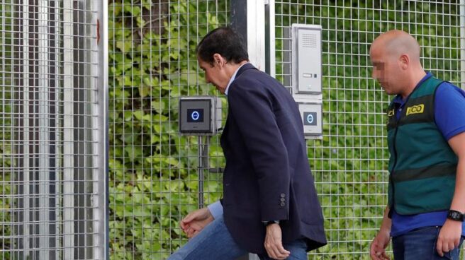 Zaplana había firmado ya su finiquito con Telefónica para dejar la compañía en junio Eduardo Zaplana, entrando en la Comandancia de la Guardia Civil de Tres Cantos (Madrid) el pasado miércoles.