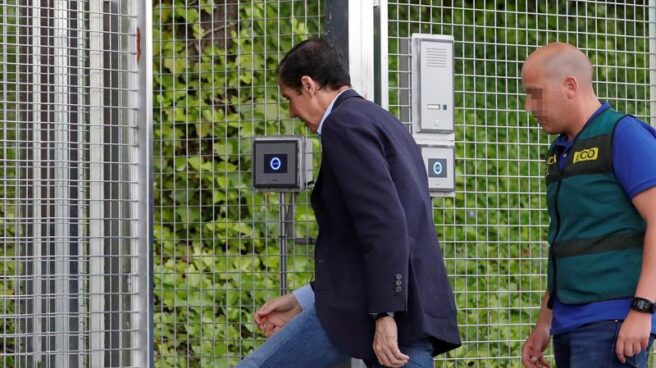 Eduardo Zaplana, entrando en la Comandancia de la Guardia Civil de Tres Cantos (Madrid) el pasado miércoles.