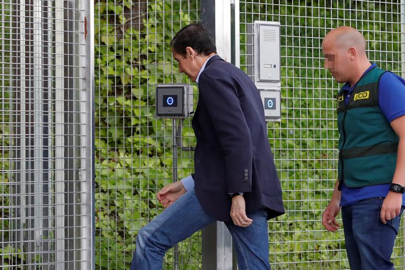 Eduardo Zaplana, entrando en la Comandancia de la Guardia Civil de Tres Cantos (Madrid) el pasado miércoles.