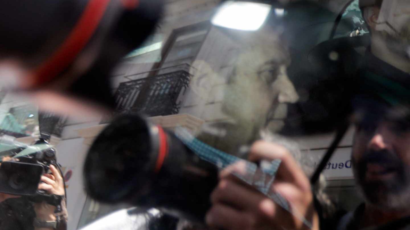 Agentes de la Unidad Central Operativa (UCO) trasladan al ex presidente de la Generalitat valenciana Eduardo Zaplana este martes.