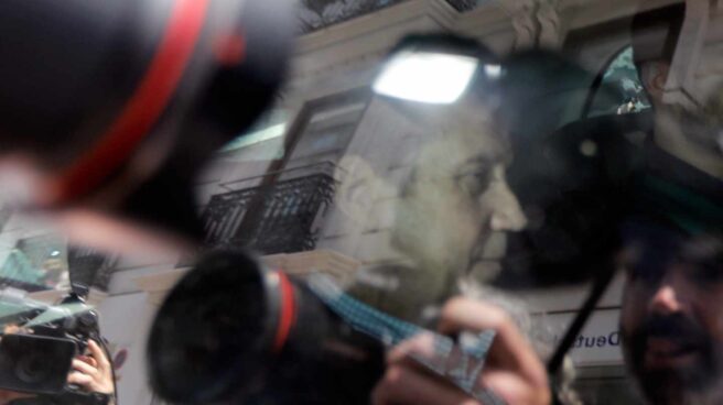La UCO sospecha que Zaplana amasó un botín "millonario" de 'mordidas' como presidente valenciano Agentes de la Unidad Central Operativa (UCO) trasladan al ex presidente de la Generalitat valenciana Eduardo Zaplana este martes.