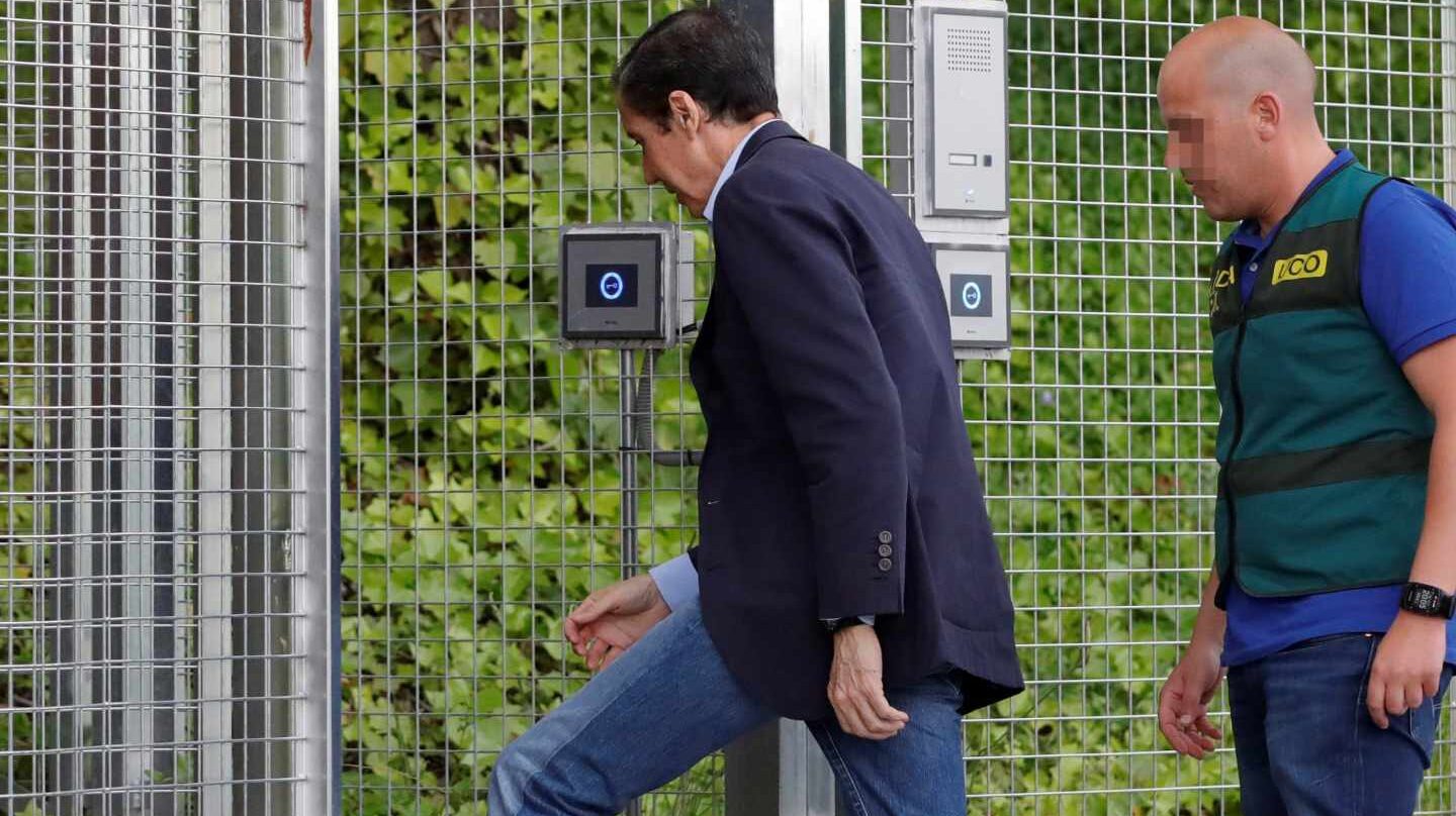 Eduardo Zaplana, ex presidente de la Comunidad Valenciana, a su llegada a la Comandancia de la Guardia Civil en Tres Cantos (Madrid).