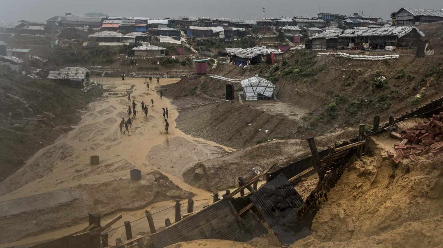 El monzón atrapa a 800.000 refugiados en un lodazal