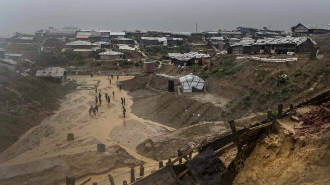 El monzón atrapa a 800.000 refugiados en un lodazal