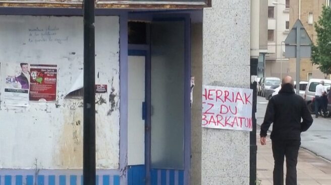Cartel aparecido en Alsasua frente al local que regentan los padres de una de las víctimas, "El pueblo no perdonará".
