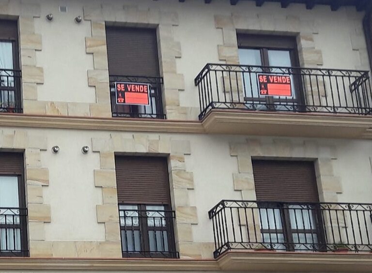 Acosados, sin trabajo y sin comprador para su casa: la 'cárcel' de las víctimas de Alsasua