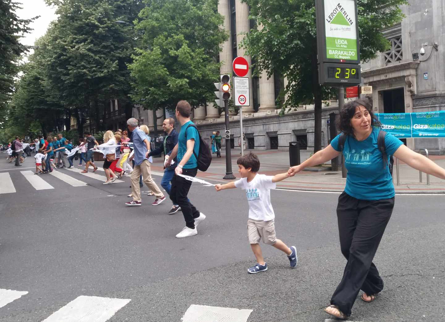 Una cadena humana de 100.000 personas reclama el derecho a decidir de Euskadi