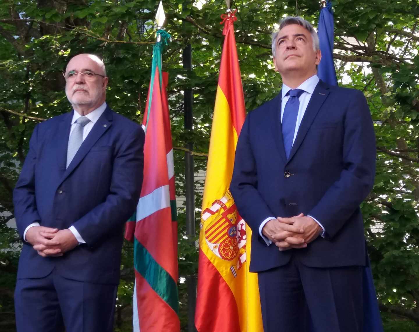 El nuevo delegado del Gobierno en Euskadi, Jesús Loza, a la izquierda de la imagen, junto a su antecesor, Javier De Andrés, hoy en Vitoria.