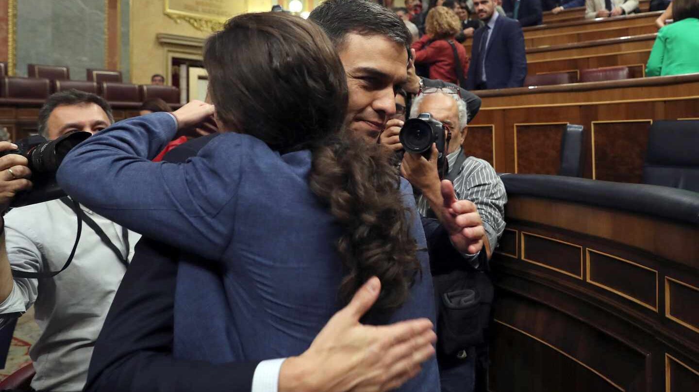 Pedro Sánchez y Pablo Iglesias se abrazan tras la moción de censura.