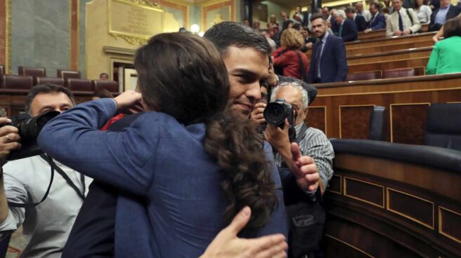 Pedro Sánchez y Pablo Iglesias se abrazan tras la moción de censura. Pedro Sánchez y Pablo Iglesias se abrazan tras la moción de censura.