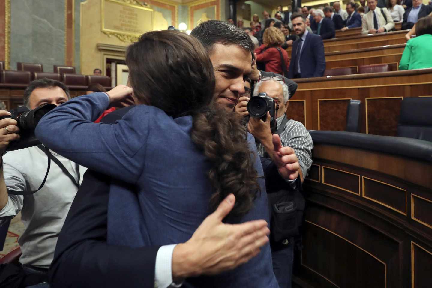 Pedro Sánchez y Pablo Iglesias se abrazan tras la moción de censura.