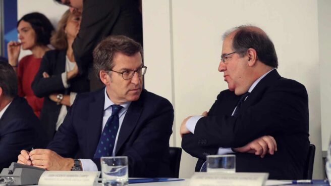 Núñez Feij´´o y Herrera durante la reunión de la ejecutiva popular de este martes