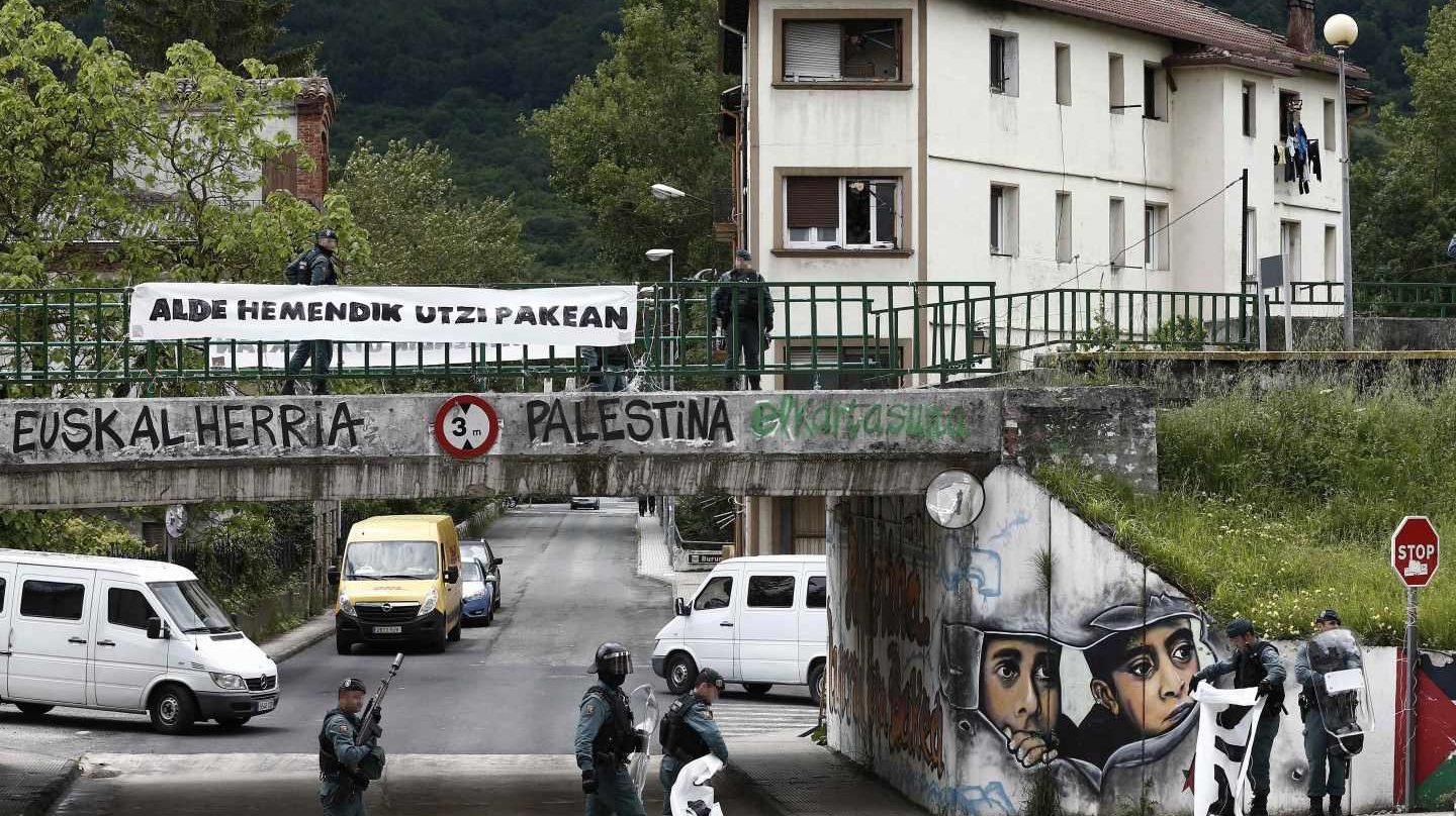Agentes de la Guardia Civil retiran pancartas en el acceso a Alsasua durante el operativo de detenciones.