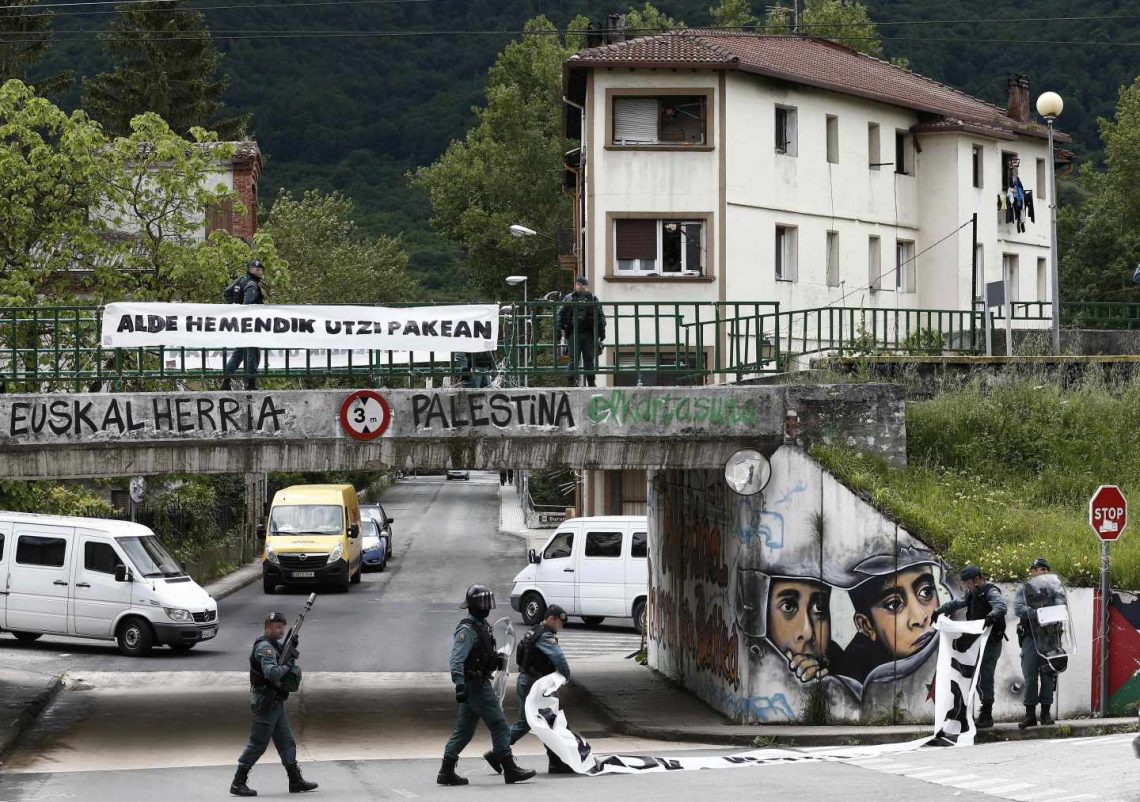 Agentes de la Guardia Civil retiran pancartas en el acceso a Alsasua durante el operativo de detenciones.