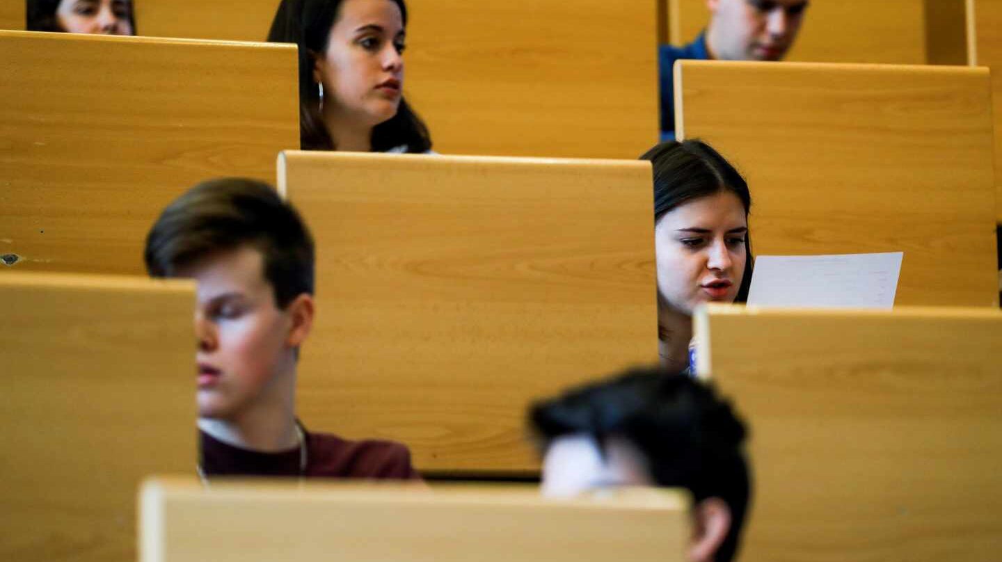 Estudiantes afrontan un examen.