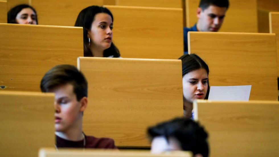 Estudiantes afrontan un examen.