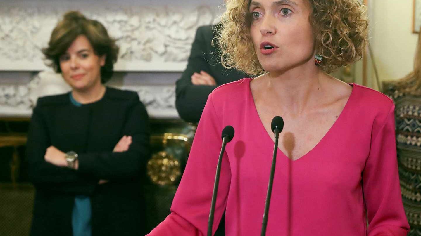 Meritxell Batet durante su toma de posesión. De fondo, Soraya Sáenz de Santamaría