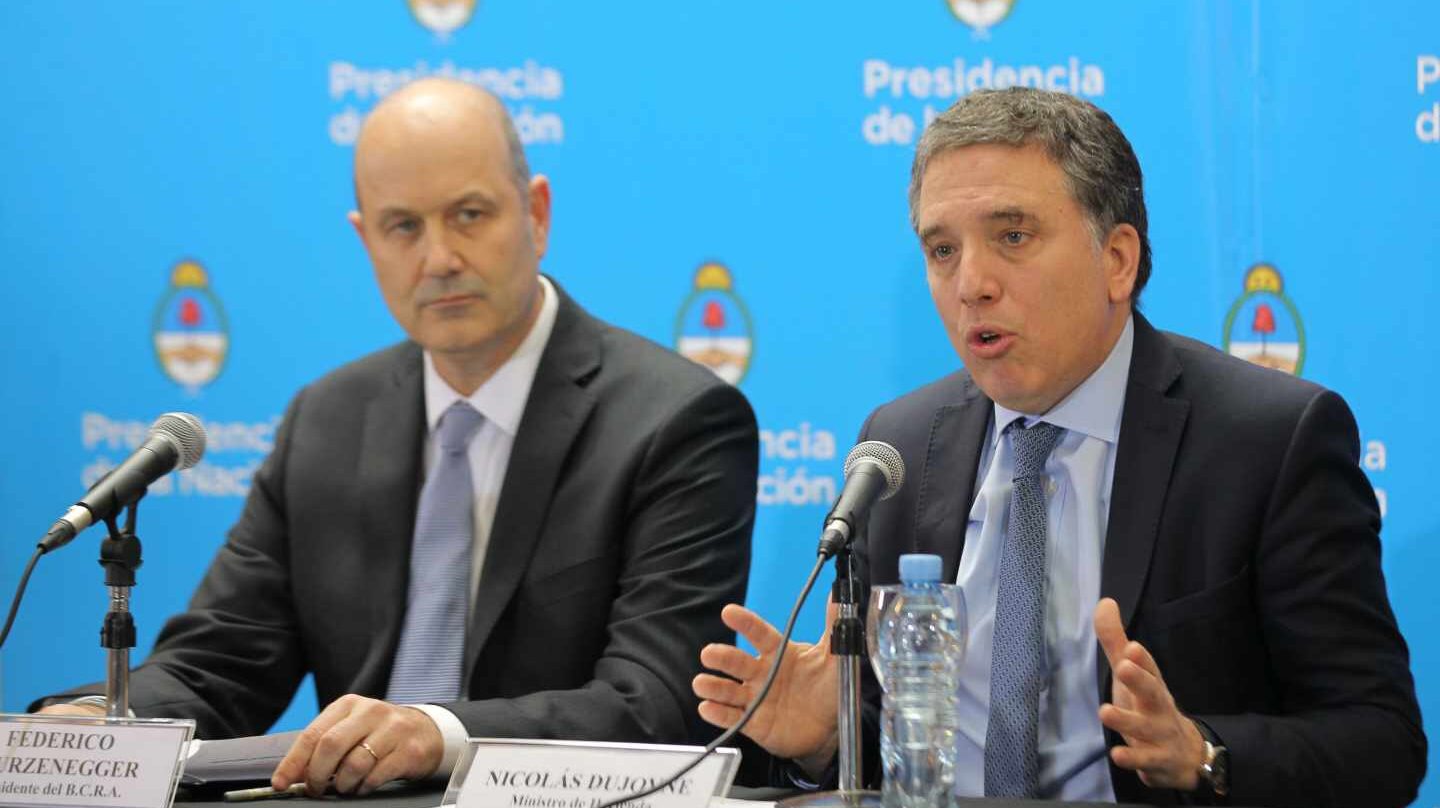 El FMI auxilia a Argentina con un préstamo de 50.000 millones de dólares.