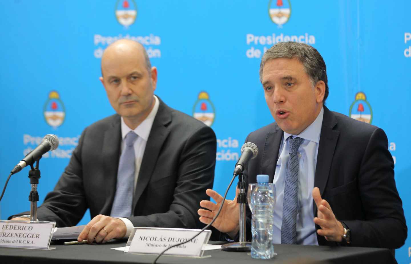 El FMI auxilia a Argentina con un préstamo de 50.000 millones de dólares.