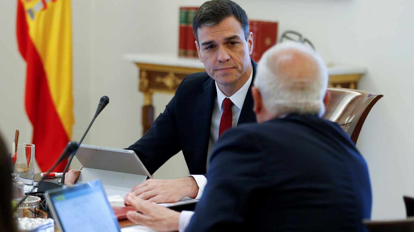 Pedro Sánchez, en el Consejo de Ministros con Josep Borrell.