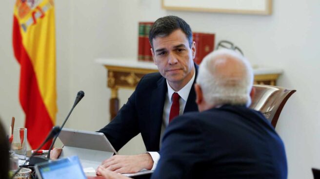 Pedro Sánchez, en el Consejo de Ministros con Josep Borrell.