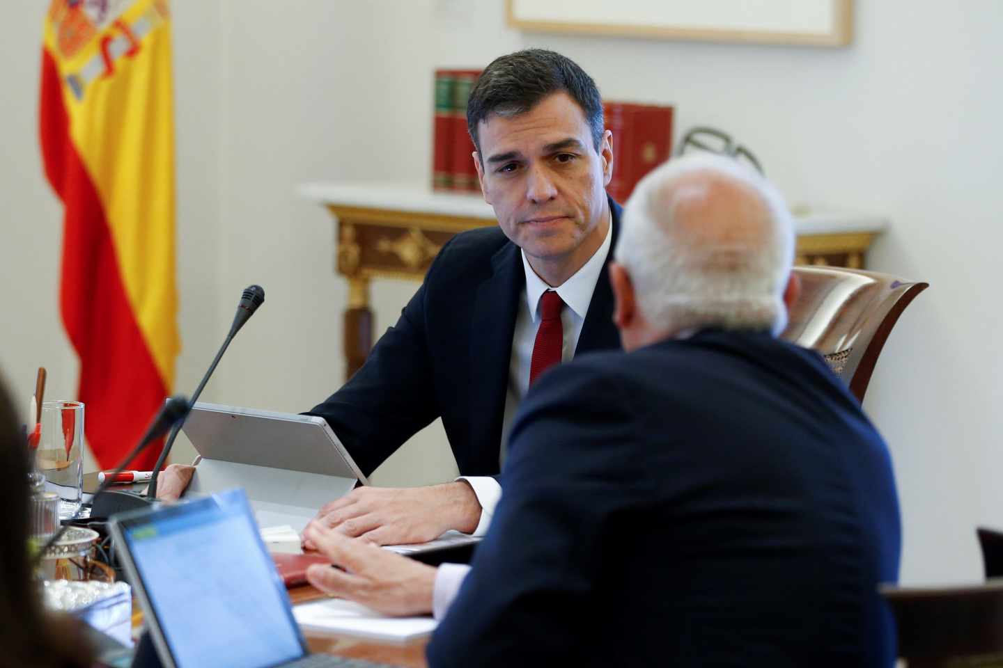 Pedro Sánchez, en el Consejo de Ministros con Josep Borrell.