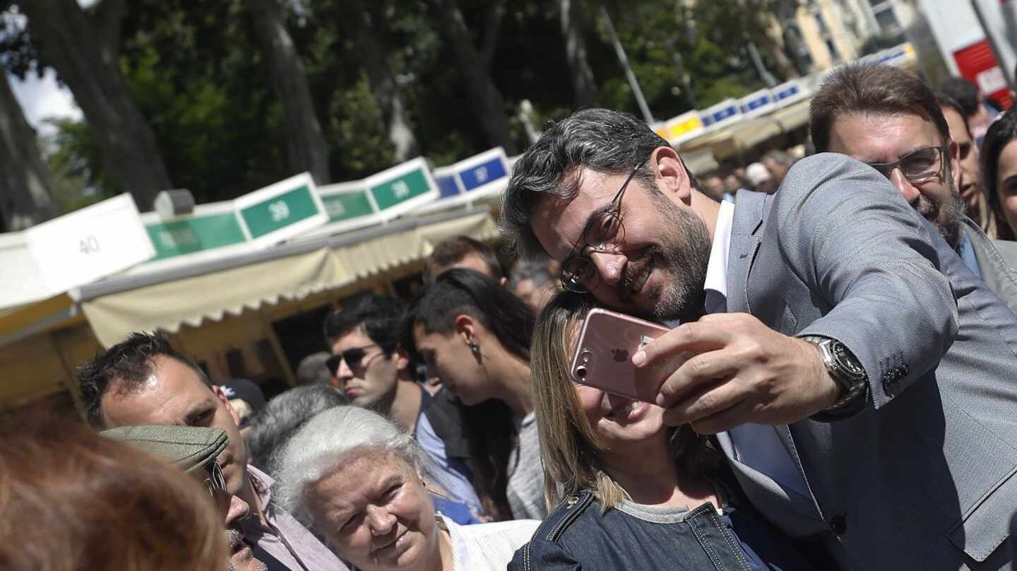 Máxim Huerta, ministro de Cultura, en la Feria del Libro.
