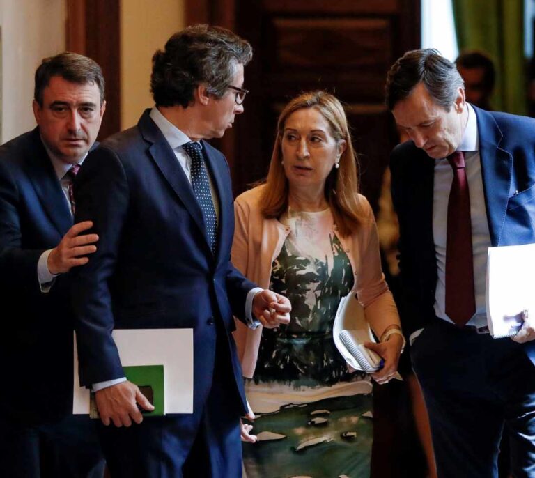 El PP acusa a Sánchez de abrir un "coladero" y de "pagar" el voto independentista