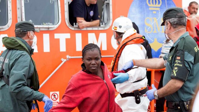 Llegan al puerto de Motril los 53 inmigrantes subsaharianos rescatados.
