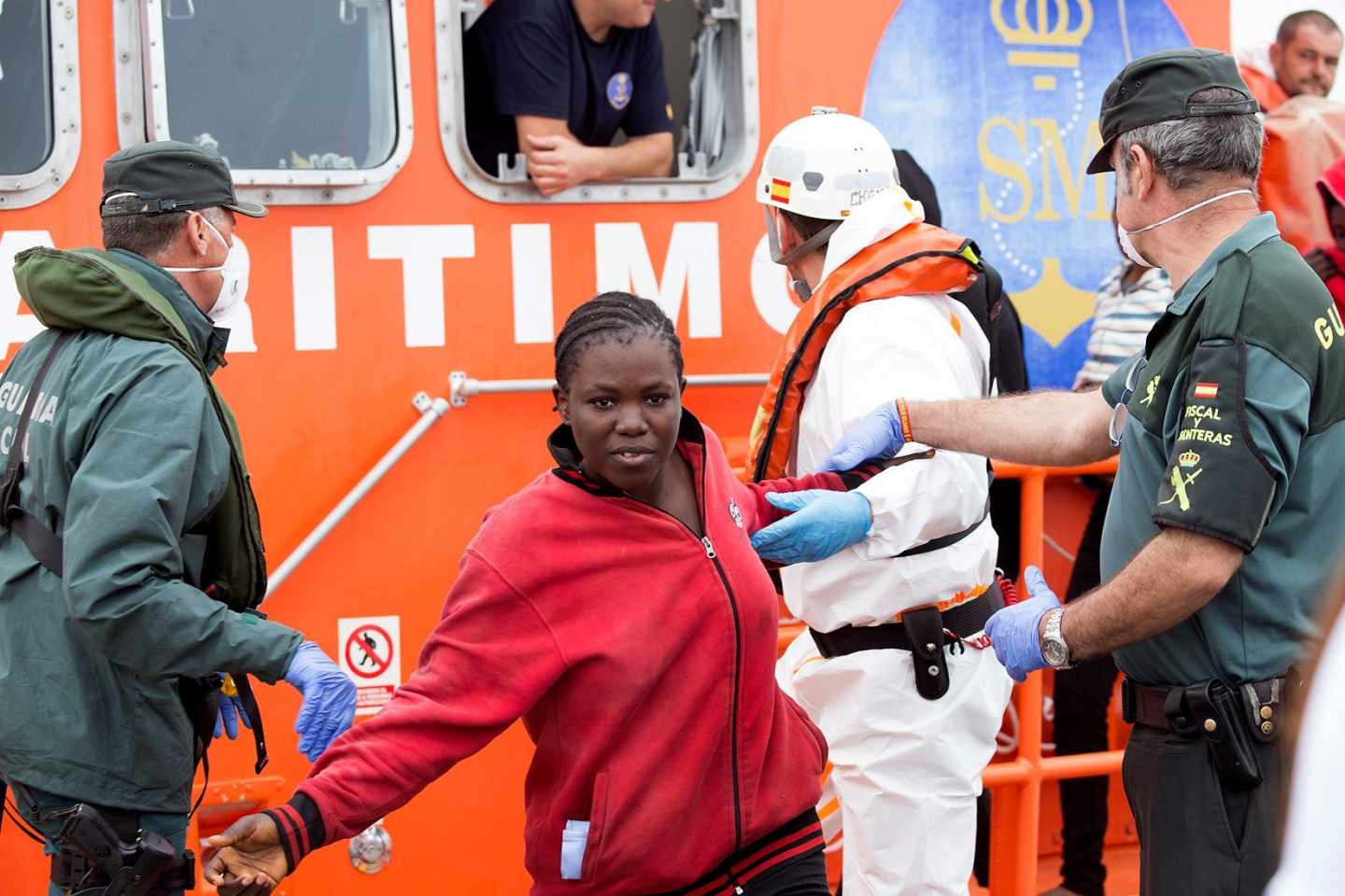 Llegan al puerto de Motril los 53 inmigrantes subsaharianos rescatados.