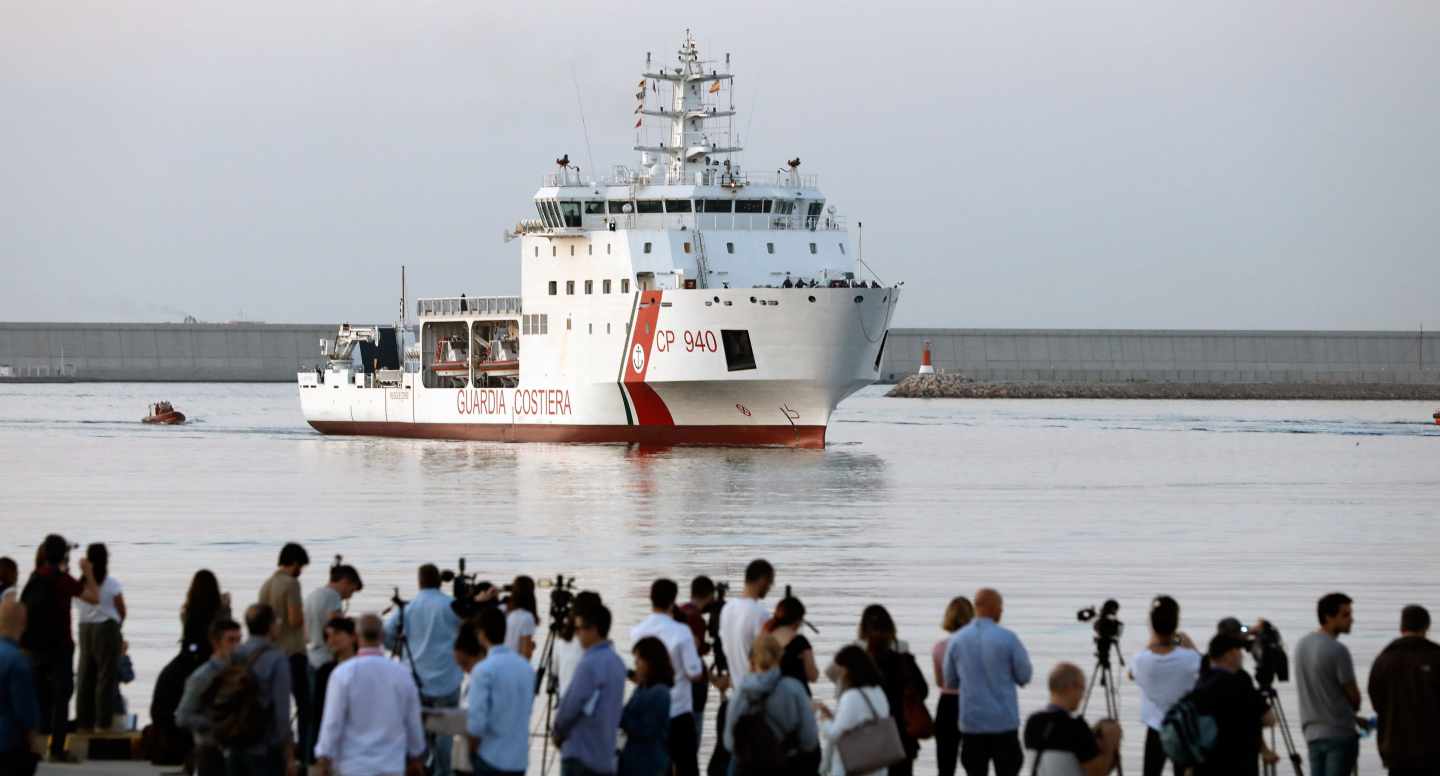 Llegada a Valencia del primer barco de la flotilla del Aquarius.