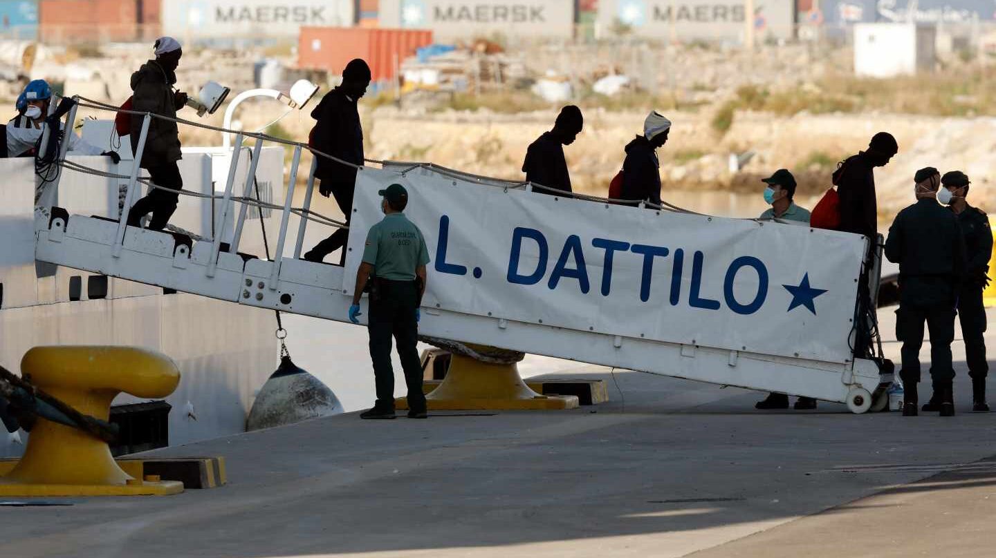 Desembarco en Valencia del Dattilo, primera nave de la flota del Aquarius.