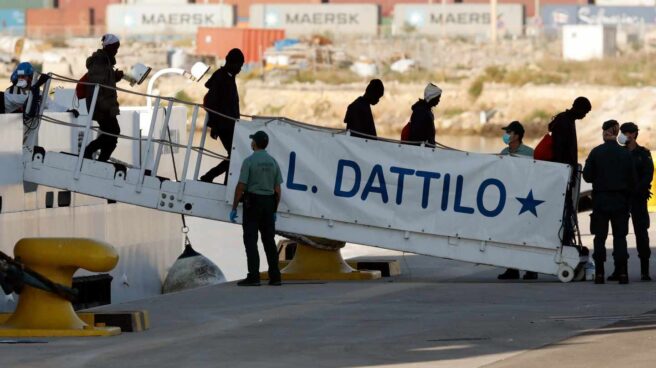 Desembarco en Valencia del Dattilo, primera nave de la flota del Aquarius.