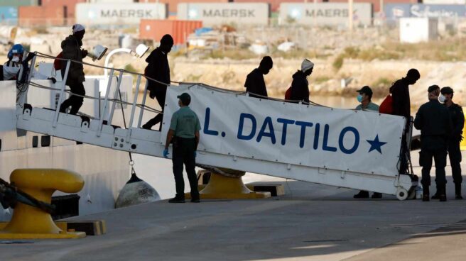 Desembarco en Valencia del Dattilo, primera nave de la flota del Aquarius.