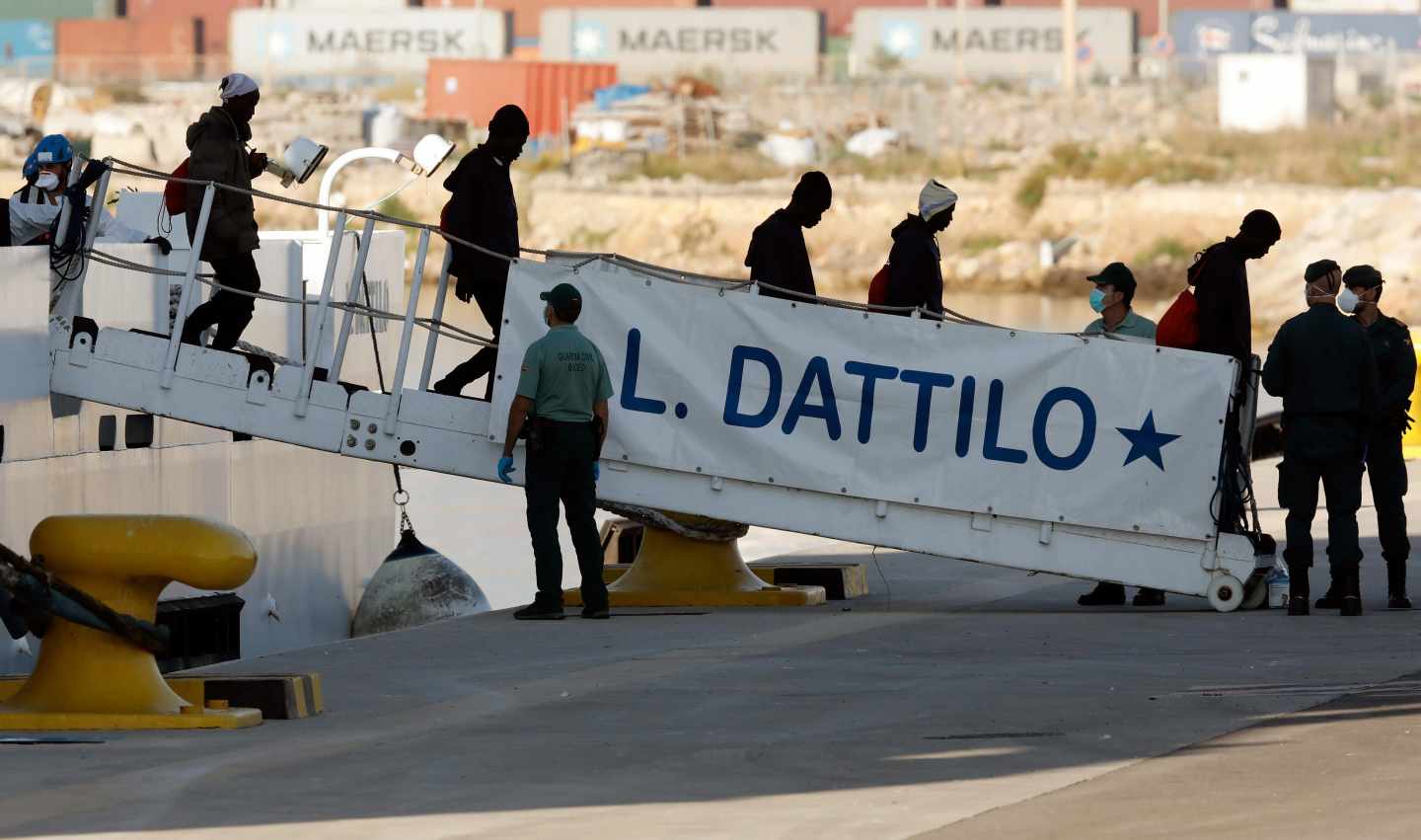 Desembarco en Valencia del Dattilo, primera nave de la flota del Aquarius.