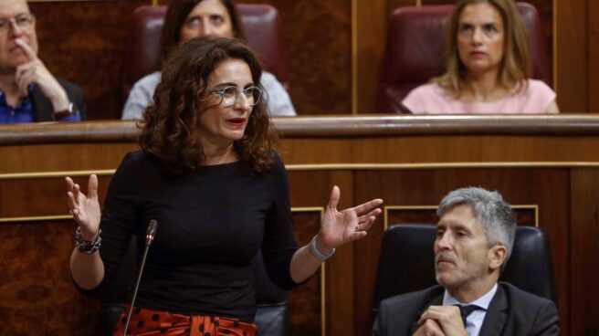 La ministra de Hacienda, María Jesús Montero, en la sesión de control al Gobierno.