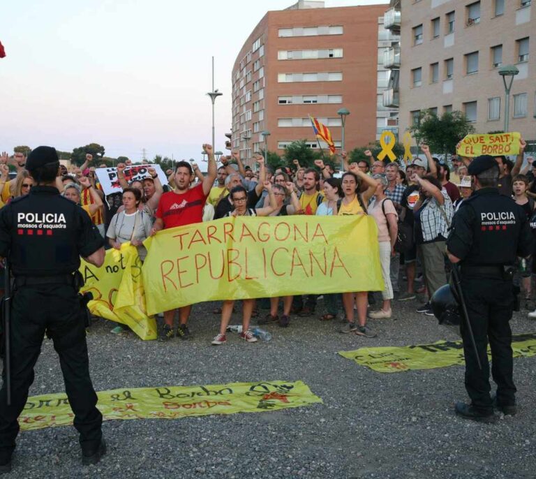 La revuelta de los elefantes: los CDR esperan a Felipe VI en Girona