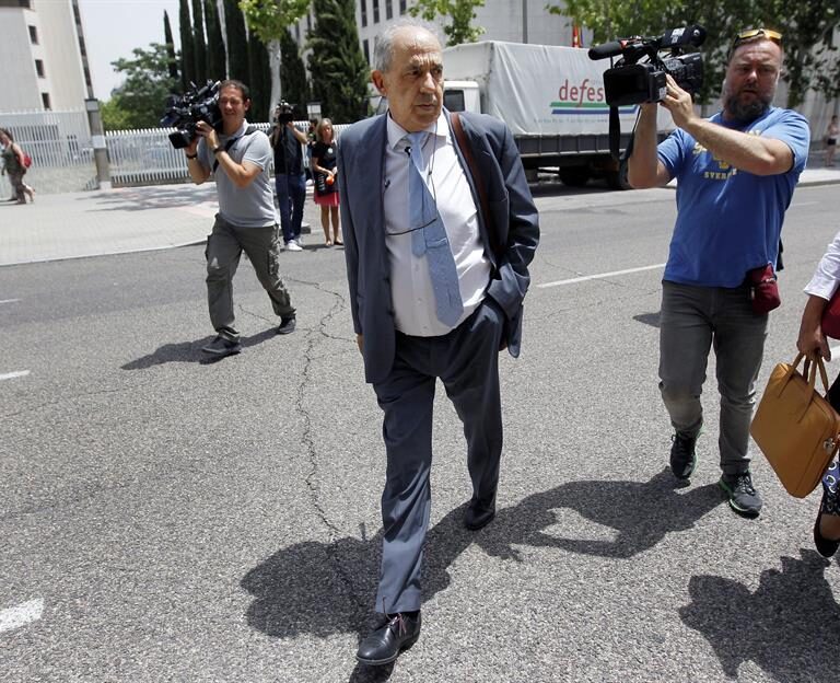 Álvarez Conde se dio de alta cuando acabó el curso y se da de baja días antes de empezar las clases