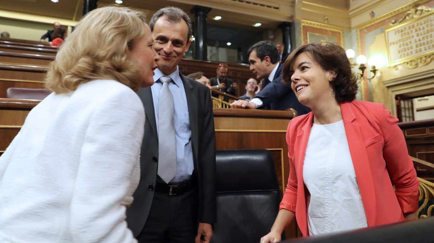 Santamaría saluda este miércoles a los ministros Duque y Calviño