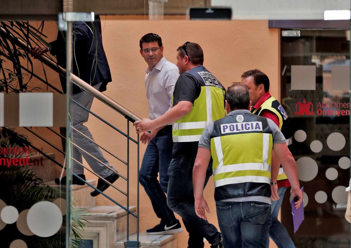 El alcalde de Ontinyent y presidente de la Diputación de Valencia, Jorge Rodríguez, junto a policías de la UDEF.