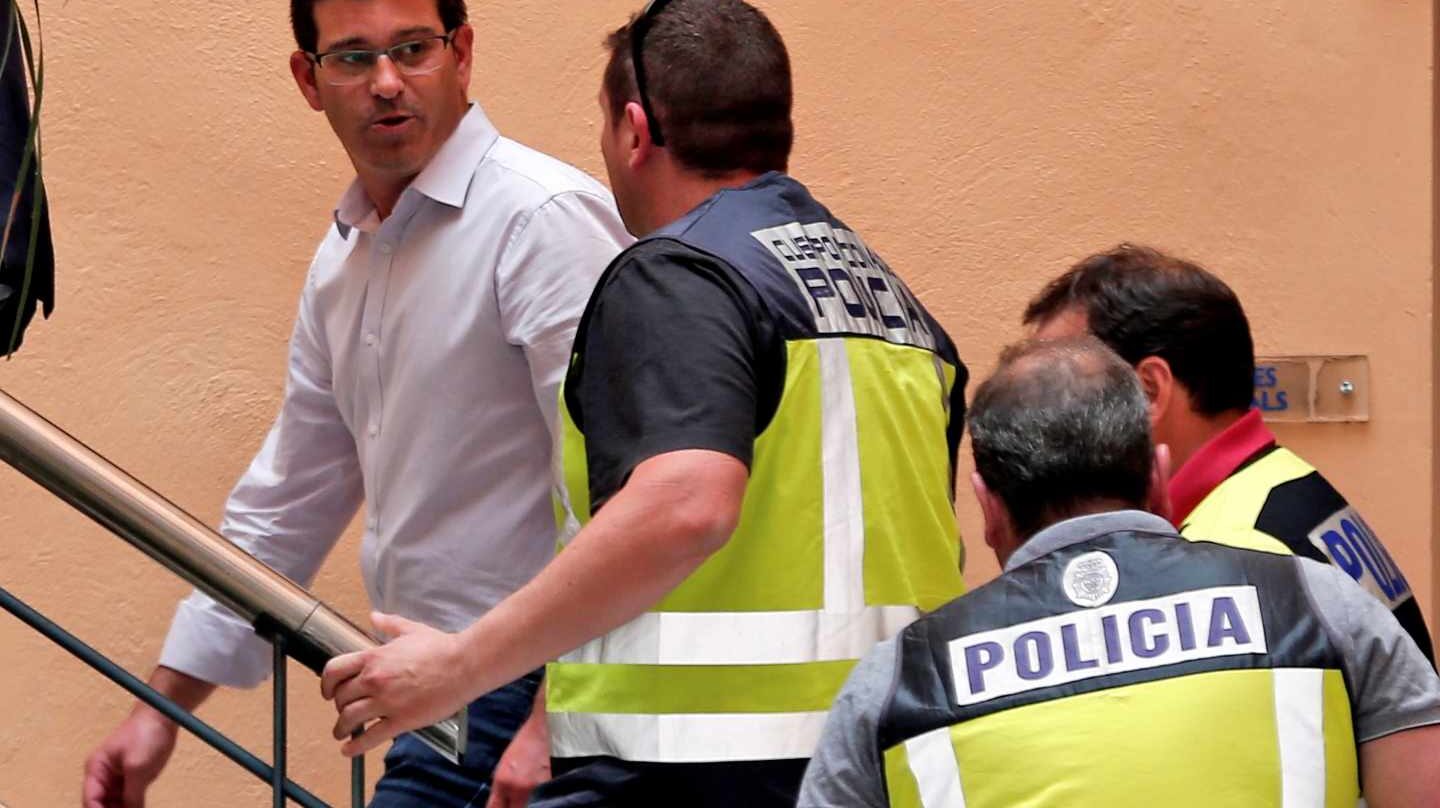 El alcalde de Ontinyent y presidente de la Diputación de Valencia, Jorge Rodríguez, junto a policías de la UDEF.