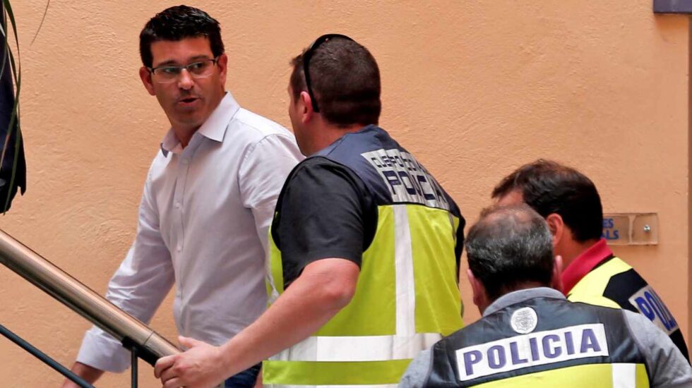 El alcalde de Ontinyent y presidente de la Diputación de Valencia, Jorge Rodríguez, junto a policías de la UDEF.