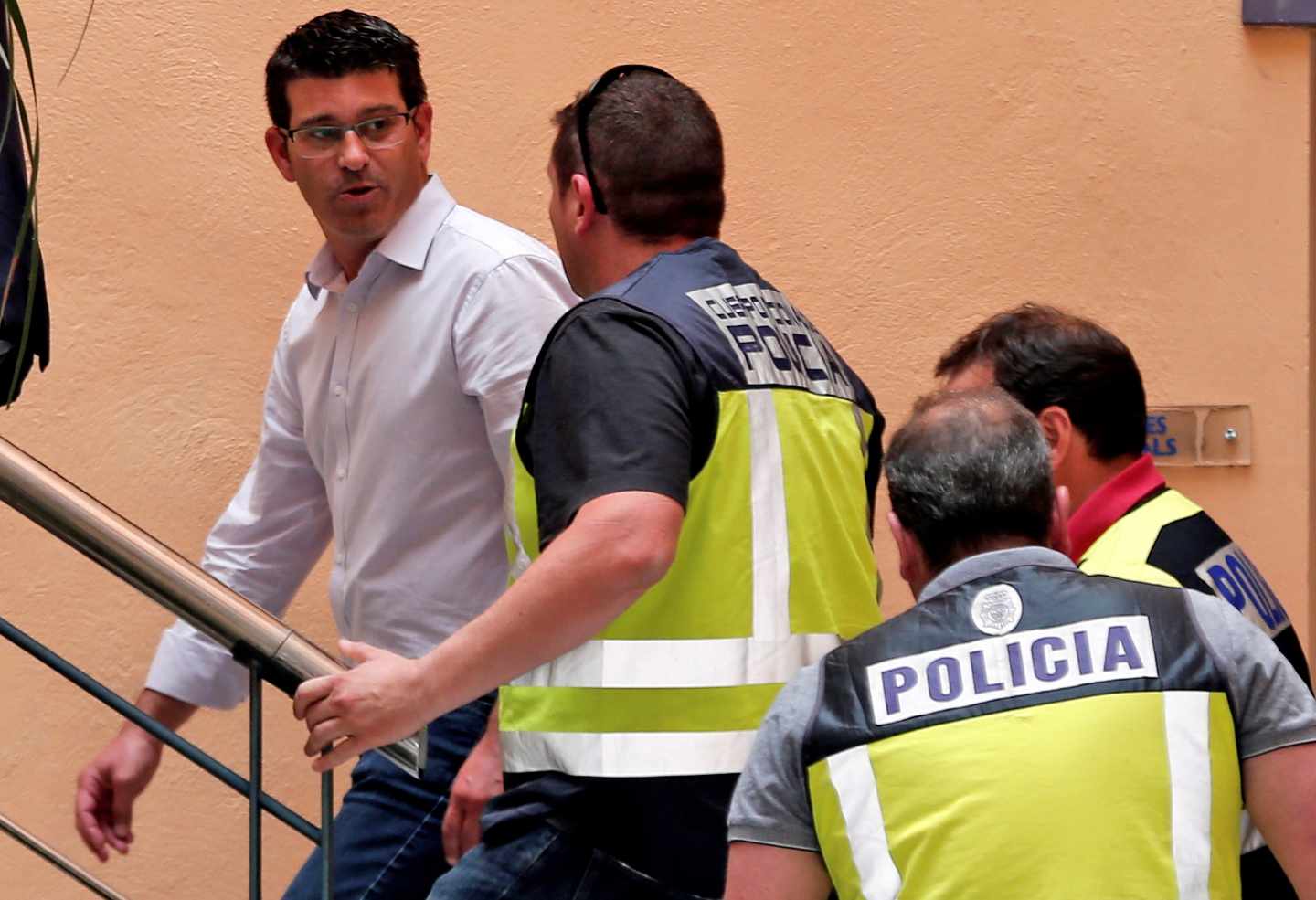 El alcalde de Ontinyent y presidente de la Diputación de Valencia, Jorge Rodríguez, junto a policías de la UDEF.