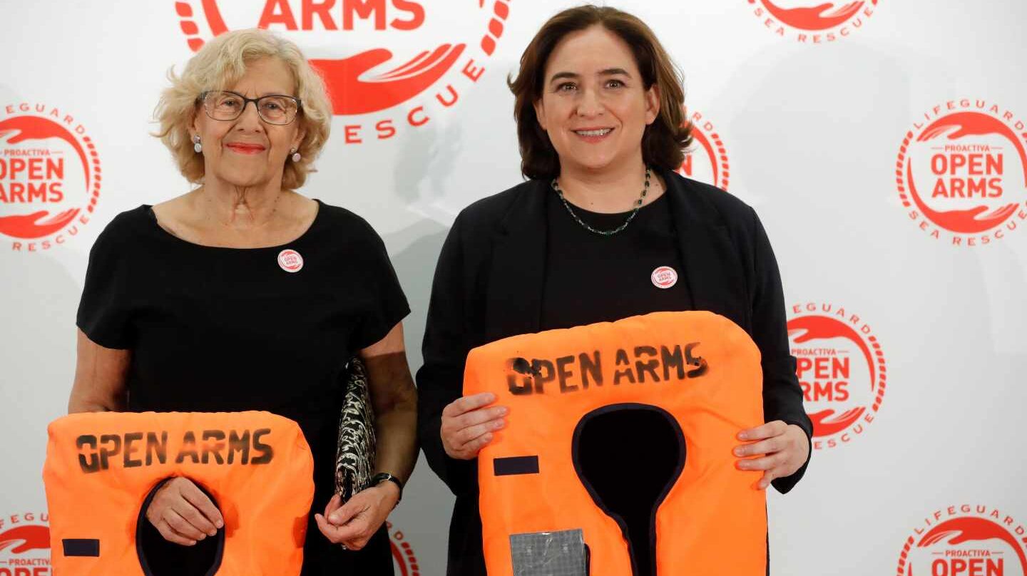 Las alcaldesas de Madrid, Manuela Carmena, y de Barcelona, Ada Colau, en un acto benéfico en Madrid.