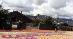 Las juventudes de Ciudadanos borran las pintadas de la casa del juez Pablo Llarena