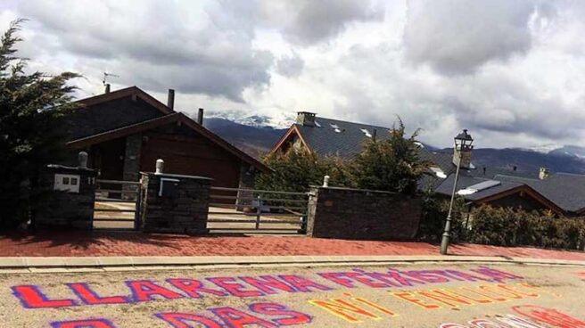 Las juventudes de Ciudadanos borran las pintadas de la casa del juez Pablo Llarena