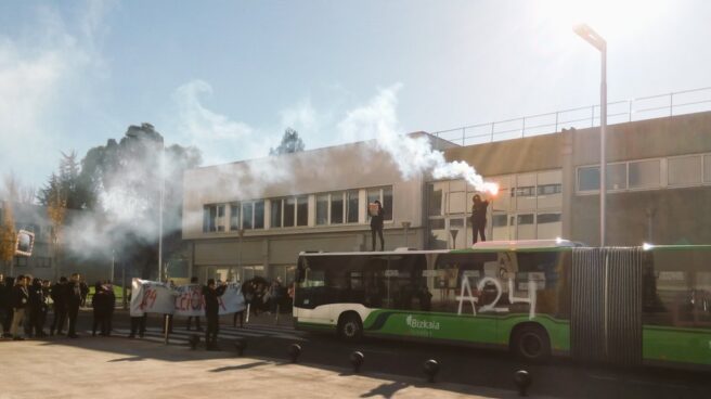 Acto de protesta llevado a cabo por las juventudes de la izquierda abertzale en el campus de la UPV de Leioa.