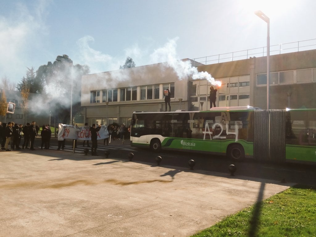 Acto de protesta llevado a cabo por las juventudes de la izquierda abertzale en el campus de la UPV de Leioa.