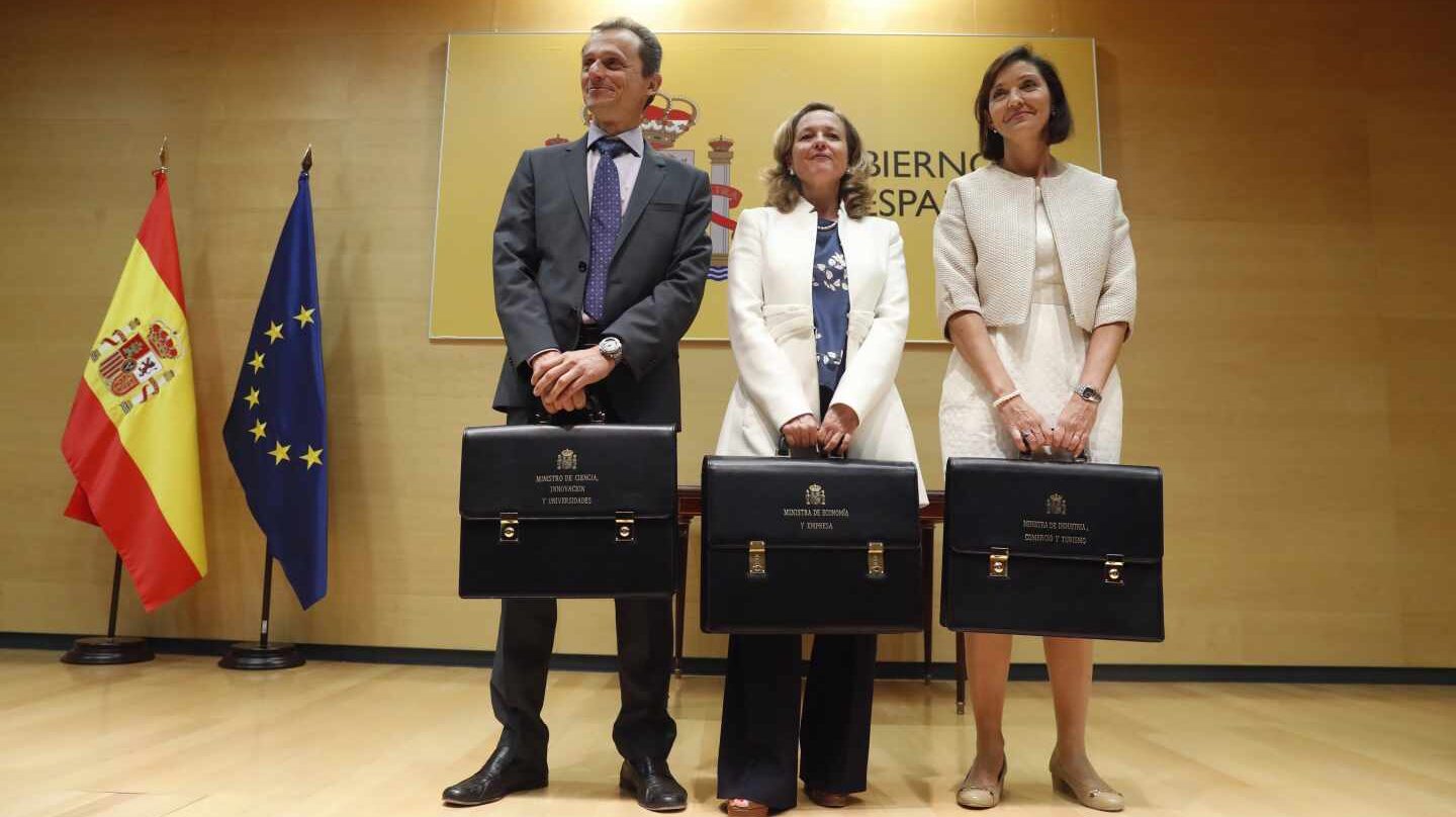 La ministra de Economía Nadia Calviño (centro), la de Industria Reyes Maroto y el de Ciencia Innnovación y Universidades Pedro Duque.